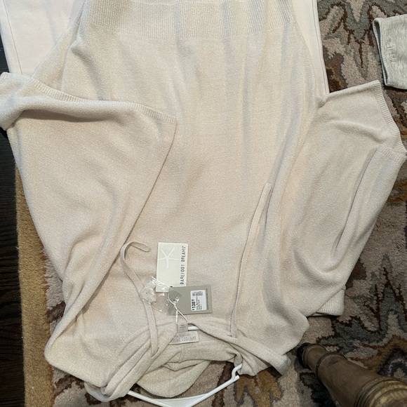 NWT 2piece BAREFOOT DREAMS SET, hoodie & jogger pant from the Malibu Collection. - Picture 5 of 8